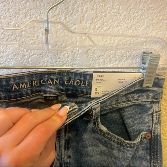 NWT Women’s American Eagle Outfitters Blue Ripped Mom Strigid  Jeans Size 0 - Picture 8 of 9